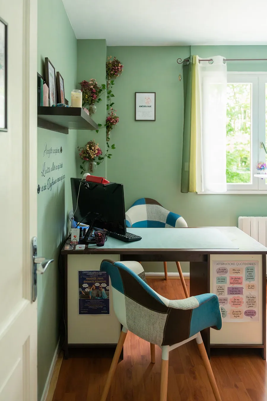 Coin bureau du cabinet avec deux fauteuils, une étagère et une fenêtre lumineuse
